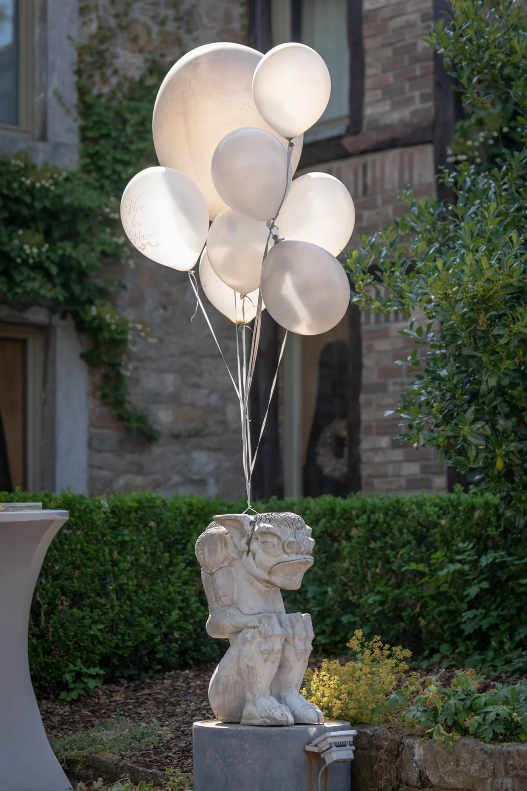 Les mariés et des ballons blancs — Eric Bomal