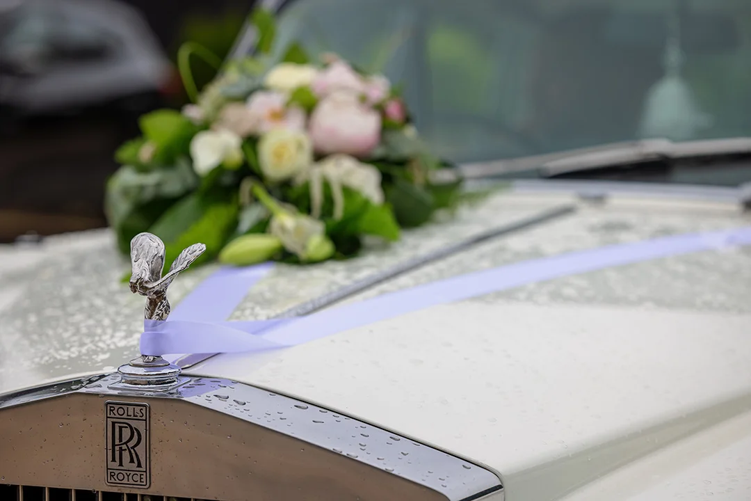 Bouquet sur le capot d’une voiture de mariage — Eric Bomal