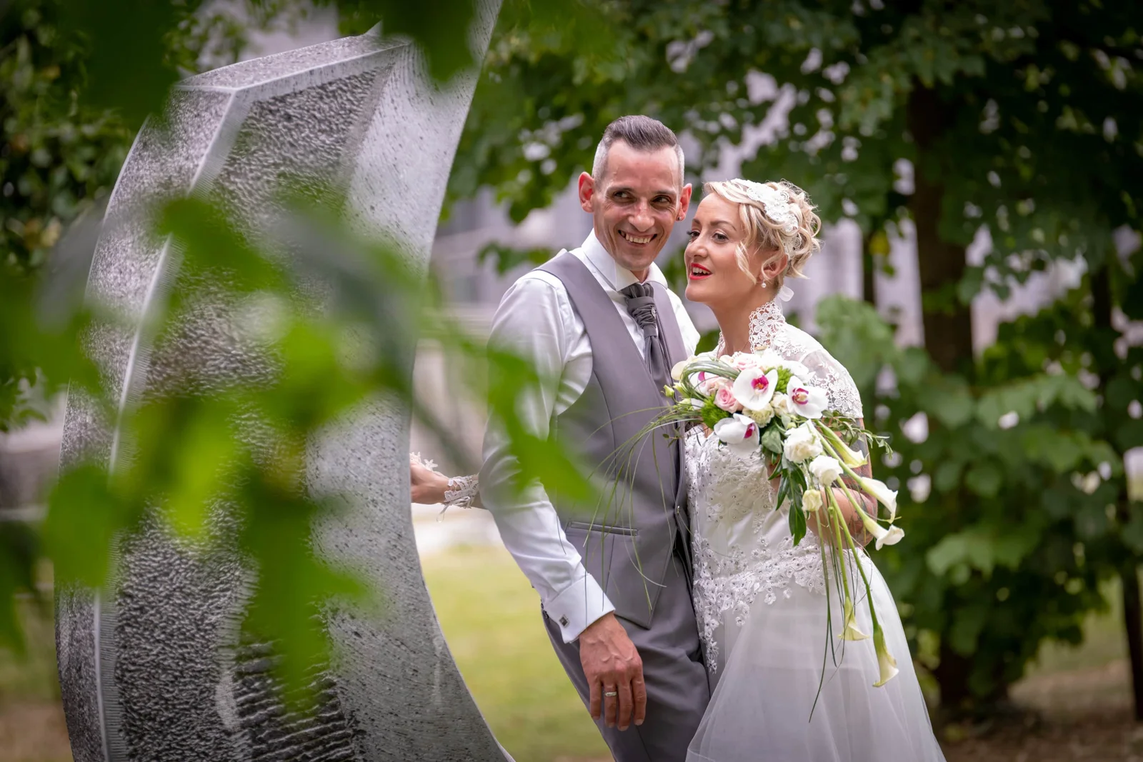Portrait de mariés dans un jardin — photographie Eric Bomal